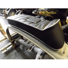 LAMBRETTA SPORT SEAT "LYDDEN" SHORT FIXED BLACK WITH WHITE PIPING